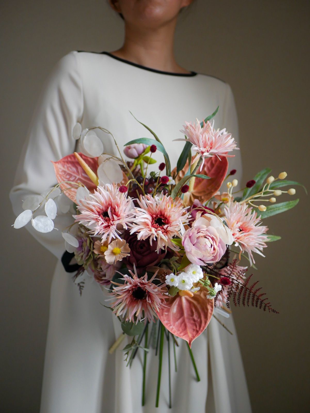 秋のお花色々ウェディングブーケ 秋色カラー カラーとピオニーとバラ ブーケ アーティフィッシャルフラワーブーケ ウェディングブーケ 前撮りロケーション撮影 くすみカラーや実ものがかわいい!!季節のお花を使った秋ブーケ♡「Strawberry」