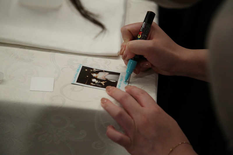 結婚式や二次会で大活躍！チェキを使ったおすすめの演出アイデア♪ –Cheki Press チェキプレス毎日がちょっと楽しくなる！チェキとの生活を提案・発信するメディアinstax＜チェキ＞