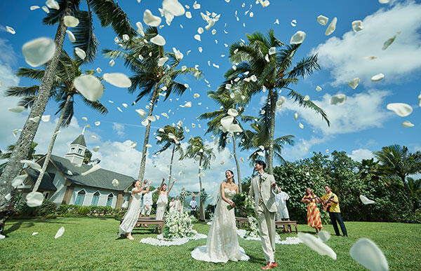 ハワイの結婚式に参列するゲストの服装。アロハコーデやハワイアンドレスについての挙式・結婚式なら ワタベウェディング