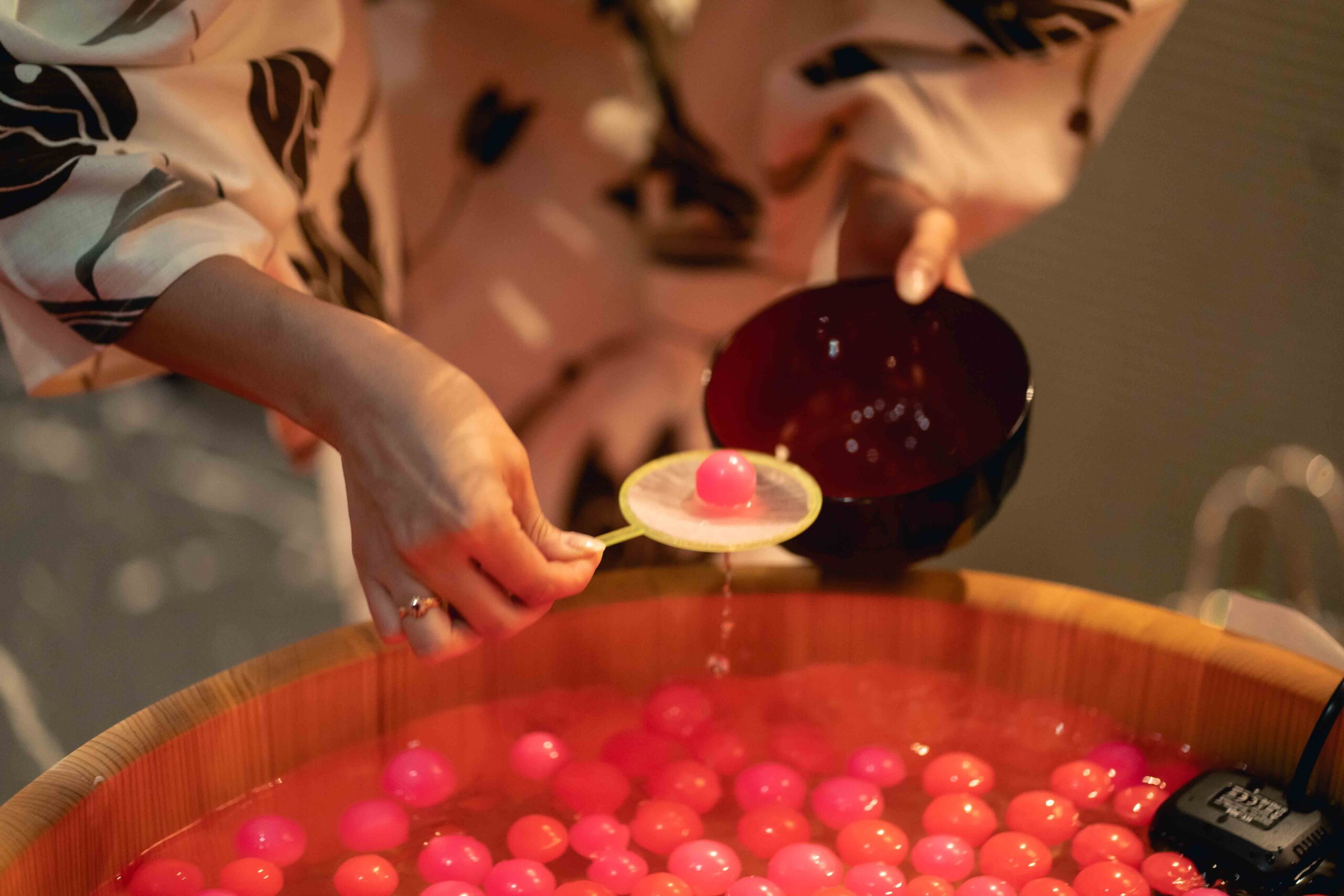 七夕スカイランタン祭り2023」東京・京都など各地の夜空をスカイランタンが彩る、縁日ゲームや屋台も - ファッションプレス