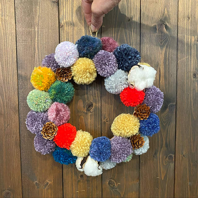 子どもにも作れる簡単な毛糸ポンポンリースのつくり方 - できルンです