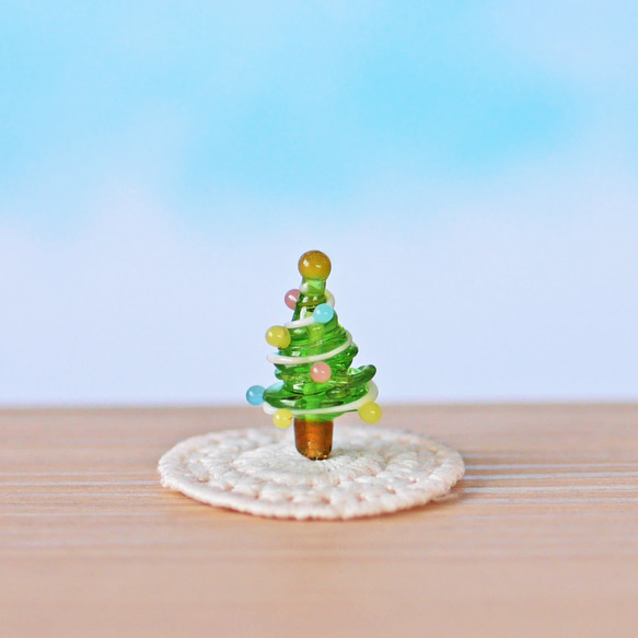 クリスマスプレート＆ツリーセットA北海道・小樽のガラ工房グラスギャラリー。カタチ、イロ、すべてが一点もののガラス細工の「クリスマスプレート 丸 + クリスマスツリーセット」です。すべて手作りなのでそれぞれの作品の味わいをお楽しみください♪ ▽クラファン