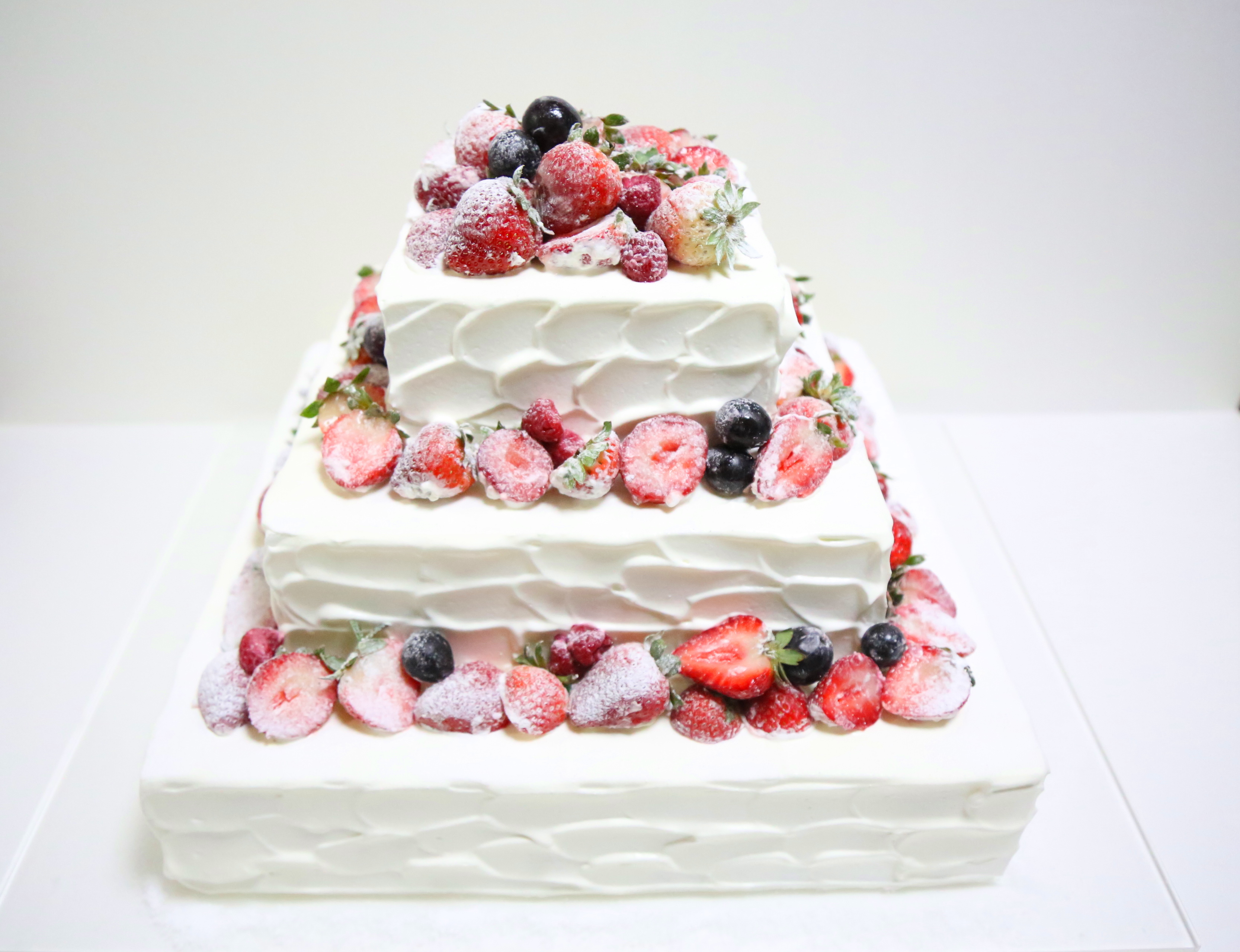 030 四角の３段ケーキはとってもスタイリッシュになります