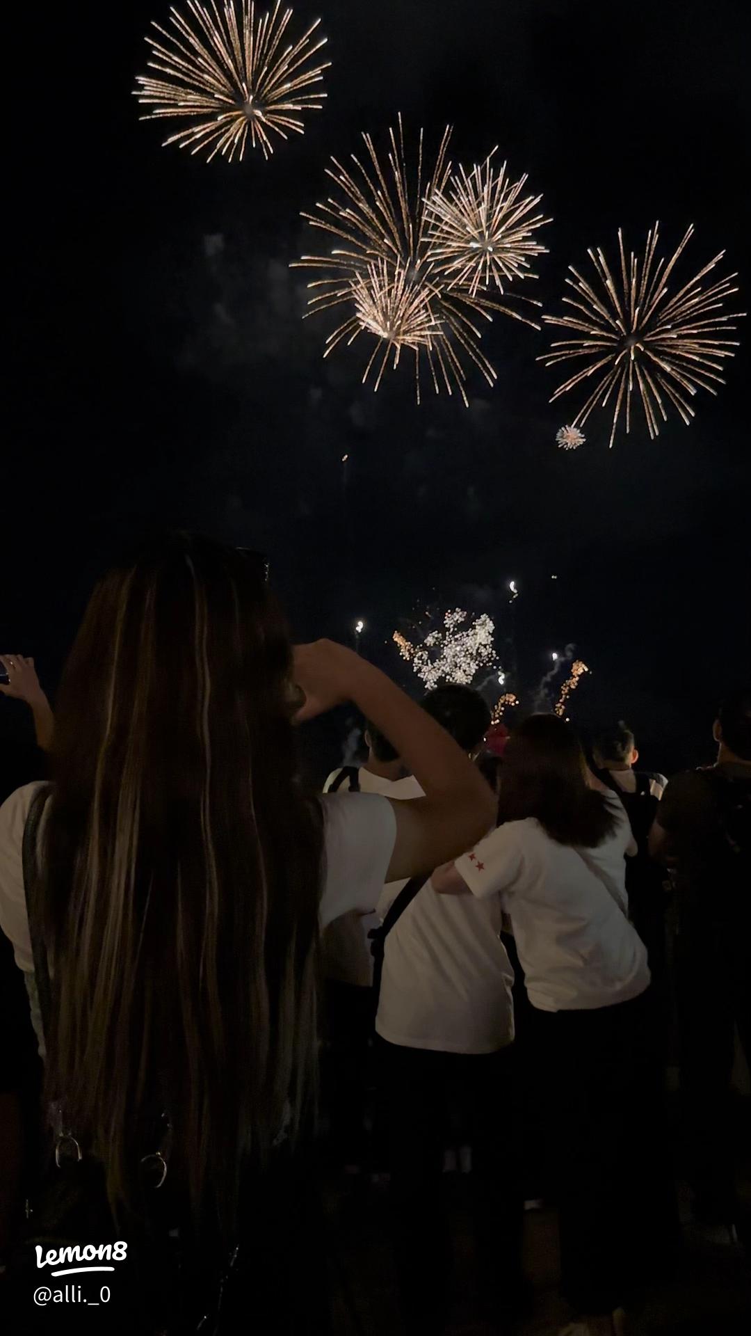 沖縄 美浜アメリカンビレッジで花火と酢もつとビールを - ここで最高の一杯を−travel blog−