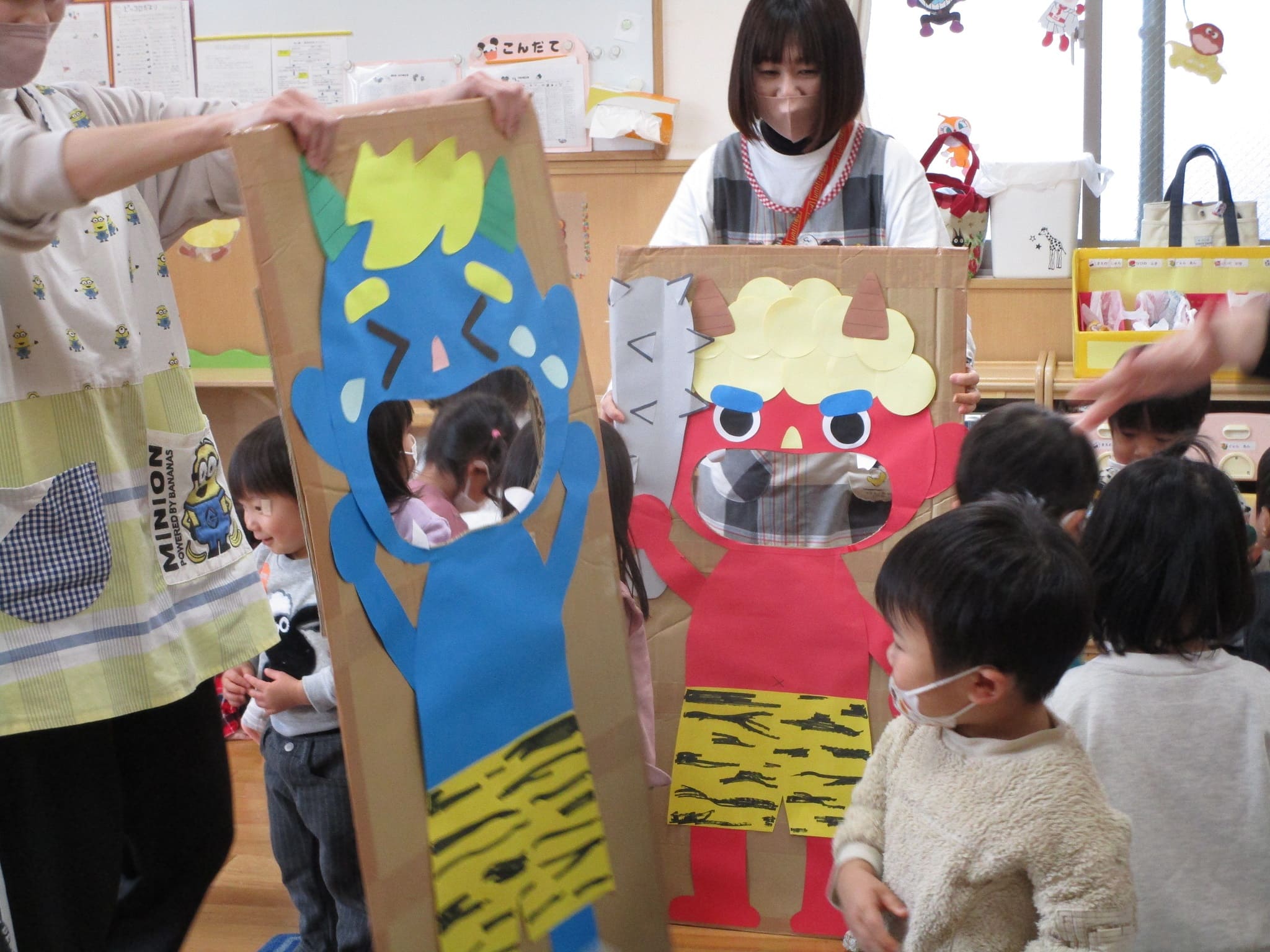 ☆ラフールの節分☆ ラフールのひろばに、節分の鬼が登場しました🎵 さて、どんな鬼でしょう？ ⚪︎赤鬼と青鬼の玉入れ ⚪︎ボールでコロコロ 玉転がし2つとも、ダンボールで作りました✨ こちらは牛乳パックで作ったパクパク。 探検の樹には、大きなパネルもありますよ