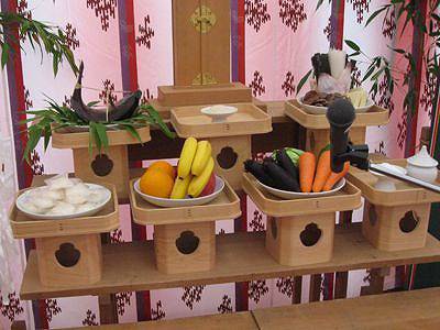 神具などお供え物はどう飾る？神棚の祀り方 配置 を画像で解説お仏壇のはせがわ 公式