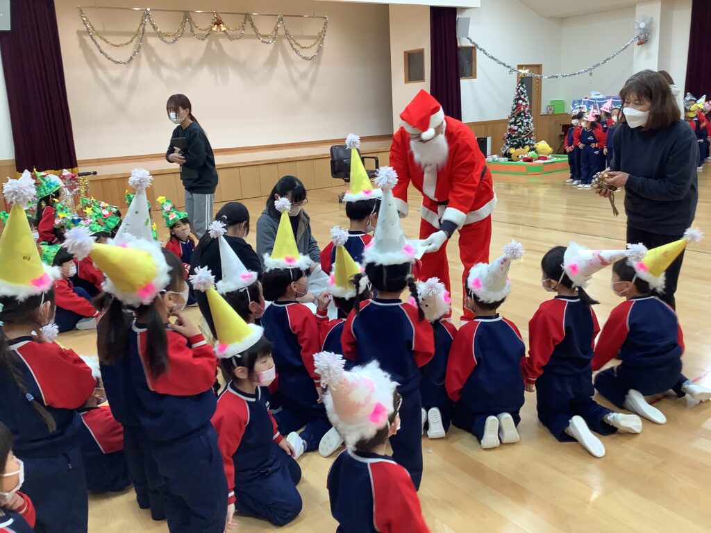 ダイナミック絵具遊びで大きなクリスマスツリー☆甲子園子ども会ハピネスキッズアート 神戸 岡本 幼児・小学生 お絵かき・造形教室
