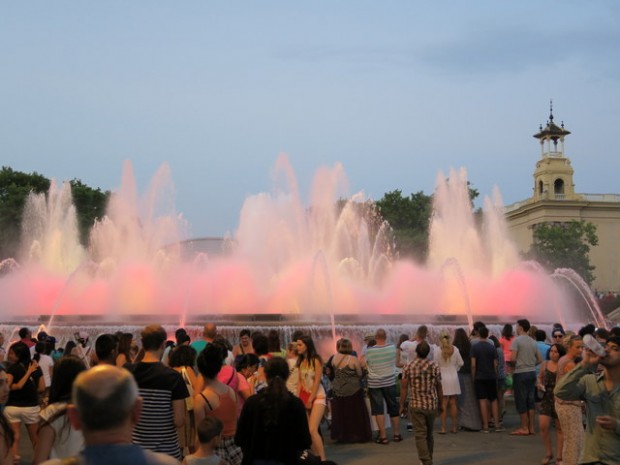 スペイン🇪🇸 バルセロナ モンジュイックの噴水ショー カタルーニャ美術館の正面にある マジカ噴水で行われる噴水ショ