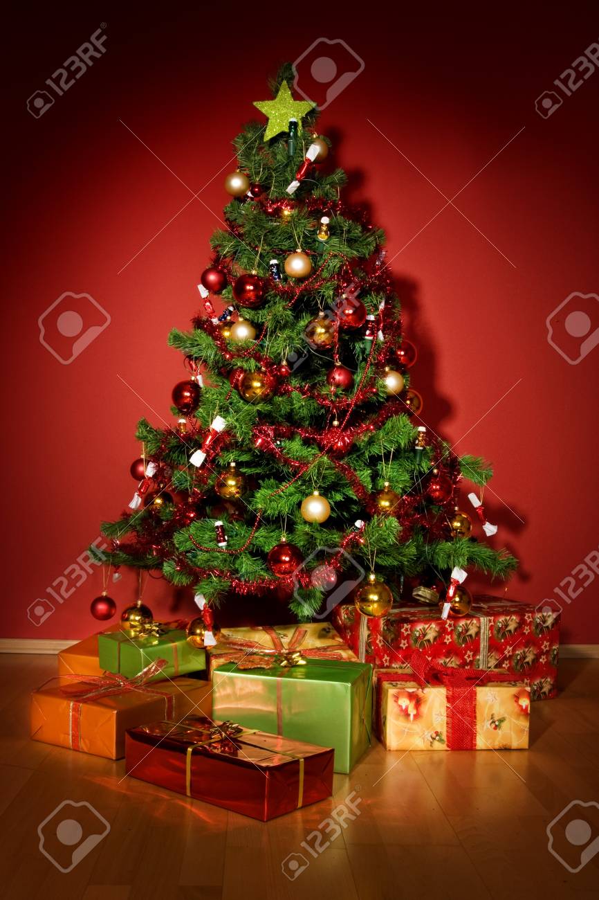 594 ツリーの下 プレゼント Stock Photos, High-Res Pictures, and Images - Getty Images