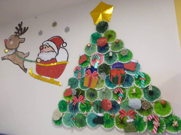 オーナメントを壁に飾り付けクリスマスウォールツリーの作り方ARCH DAYS