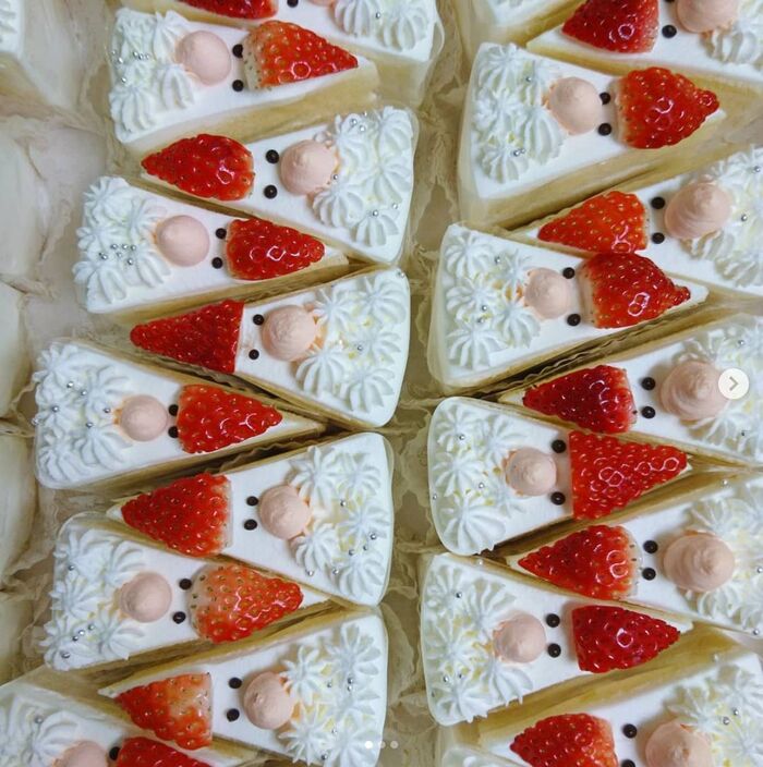 クリスマスケーキ 2024ver. サンタさんの視線を感じる🎅🏻🎀クリスマスケーキクリスマス手作りケーキクリスマススイーツデコレーションケーキホールケーキ苺のショートケーキショートケーキ生クリームたっぷりお菓子作りお菓子作り記録お菓子作り