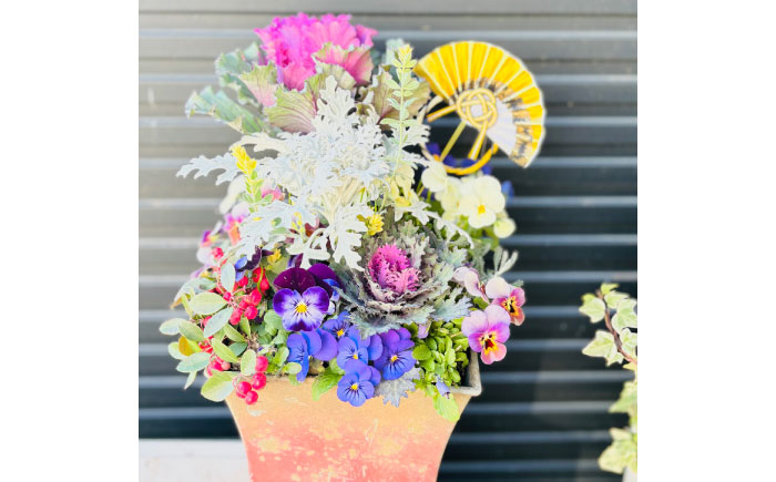 お正月にピッタリな 苔玉 や 鉢植え も、豊富に揃っています。 気軽に置けるサイズなので、 玄関ホールやリビングなどにも◎贈り物 にもおススメ！正月の寄せ植えコケ玉葉ボタン葉牡丹ヤブコウジツルヤブコウジツルコウジお正月冬の寄せ植え正月