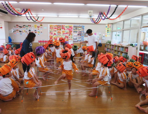🧙‍♀️ハッピーハロウィン🎃のおもいで👻先日おこなったハロウィンパーティーのおもいで第１弾✨ ハロウィンゲームコーナー🎉のご紹介です🎶①大きなカボチャ🎃のお口にボールを入れる、 ボール🏀投げ ②モンスターをハンマーでやっつけるハロウィンモンスターゲーム