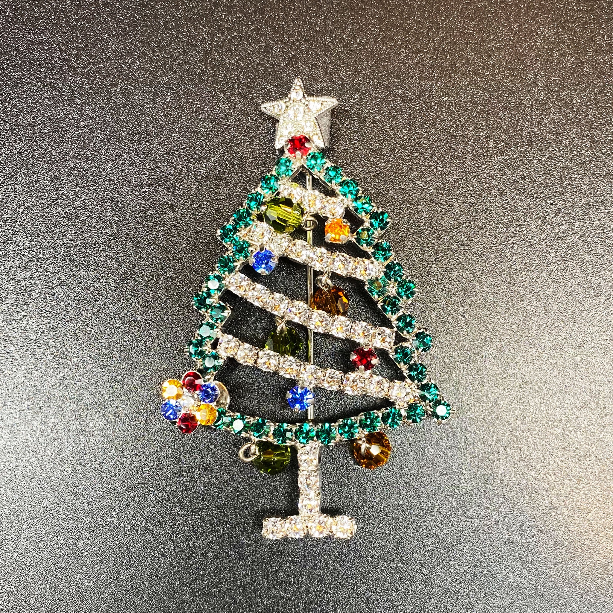 スワロフスキー クリスマスリース ブローチ - ショップ otomenohane ブローチ - Pinkoi