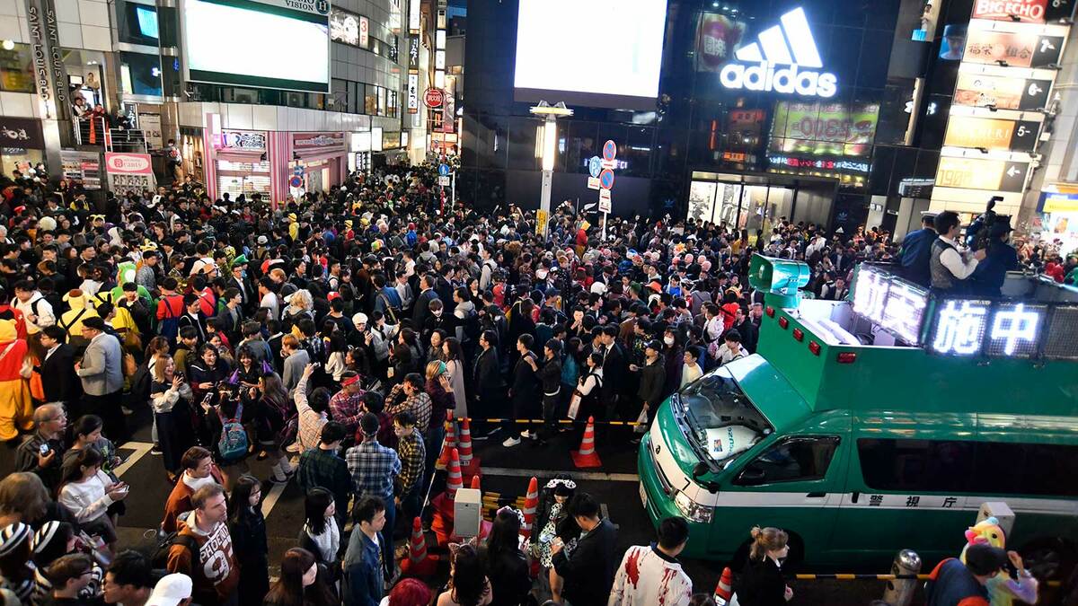 ハロウィン 東京・渋谷 夜にかけて人出増加 撮影で警察官から注意も - 産経ニュース