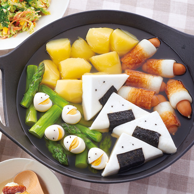 お誕生日ご飯もマリオ❗️❤️ 朝から作りっぱなしで、途中幼稚園迎えに行って帰ってからも作りっぱなしでした😊 ・☆クリボーのお稲荷さん マクロビ玄米☆はてなブロック卵焼き ☆ヨッシーの卵 ☆手作りハンバーガー ☆唐揚げ ☆手作りブロックチョコ ☆手作りマリオ