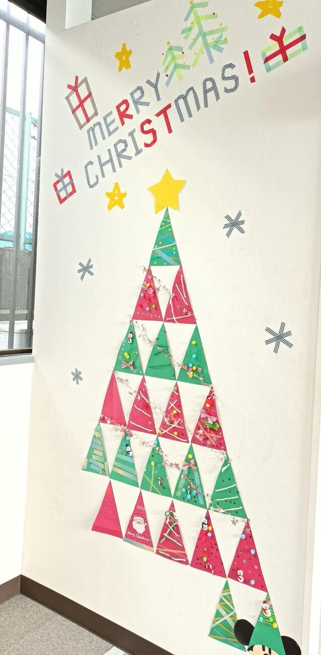 無料ダウンロード型紙で「クリスマスツリー」の壁面飾りを作ってみた！保育 介護施設 壁面装飾 製作 冬 12月壁面飾り型紙工房
