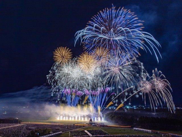 仕事帰りの娘と待ち合わせて生駒山上へ万博の花火 を撮りに 夕景から綺麗で万博会場の真後ろに神戸空港、明石海峡大橋があるのは行ってから知りました。神戸空港に着陸する飛行機の光跡のみ３枚の比較明合成です。 花火の撮影はすべて娘にまかせました。 2025 07 28Facebook