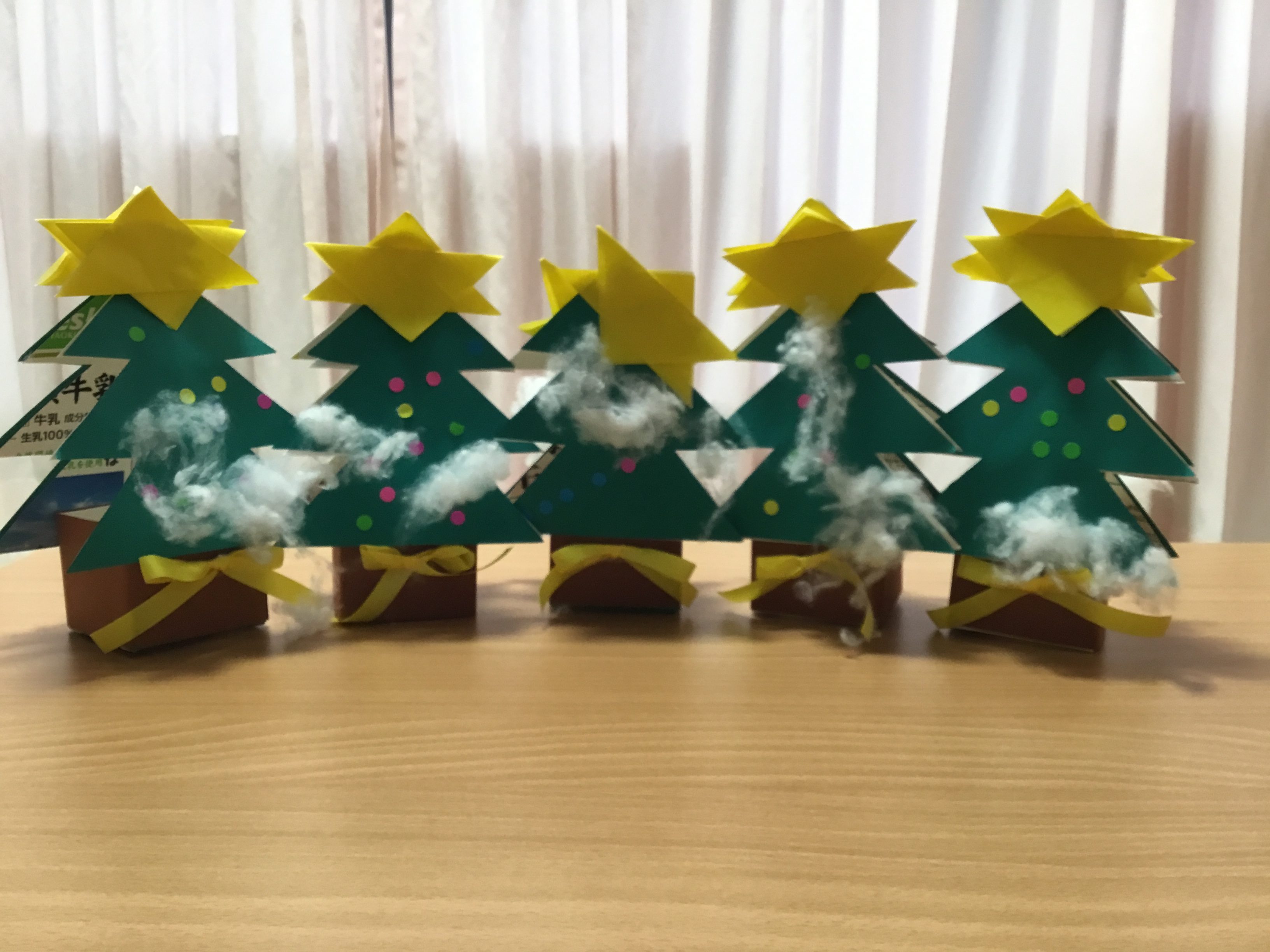 2歳9ヶ月クリスマス製作サンタ製作ツリー製作あっくんママのお家遊び12月の製作2歳児製作---------------------- * 「ツリー」と「サンタクロース」を作りました。 ツリーは先に両面テープを貼っておいて手芸用の綿をペタペタ。 リボンやシールを好きな