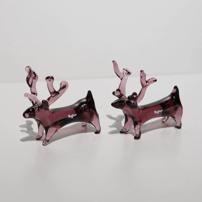 角のある孤立した歩く赤い鹿のクワガタ - シカのストックフォトや画像を多数ご用意 - シカ, 白背景, 牡鹿 - iStock