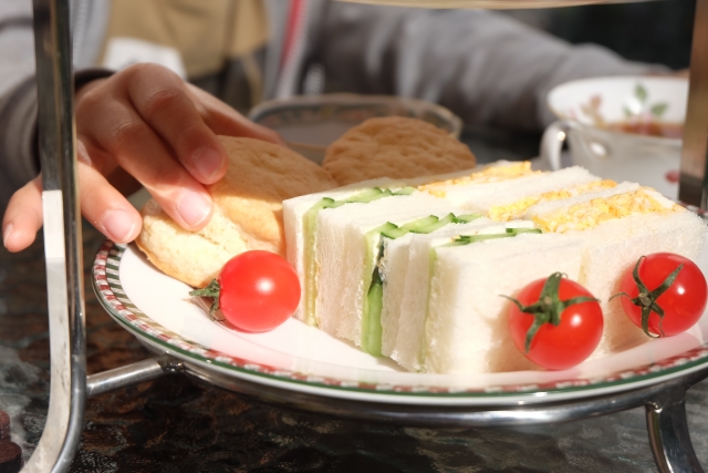 はじめてのアフタヌーンティーを楽しむための、最低限のマナーとは？アルファジャーナル