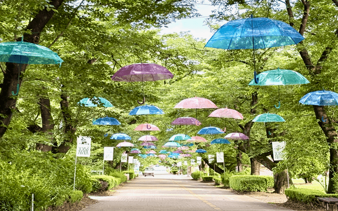 カラフルな傘が彩る滋賀の空、夜にはライトアップも 7月18日までPrettyOnline