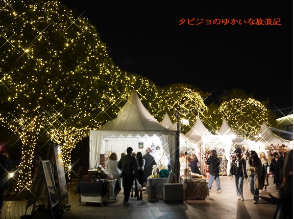 恵比寿ガーデンプレイスのクリスマスイルミネーションと幸せな家族の写真・画像素材-Snapmart スナップマート