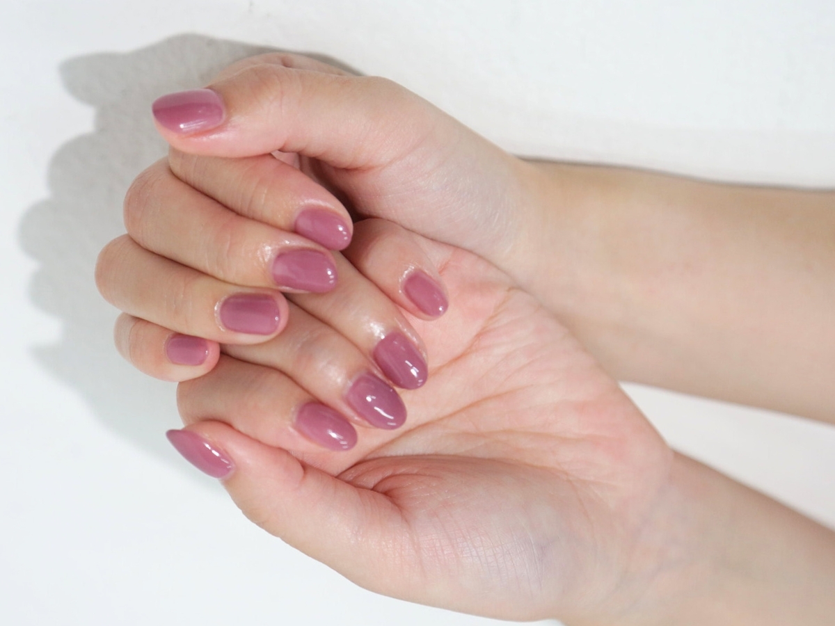 結婚式はどんなネイルにするべき？おすすめデザインとマナーを解説│結婚式・パーティーの情報サイト リリアージュ