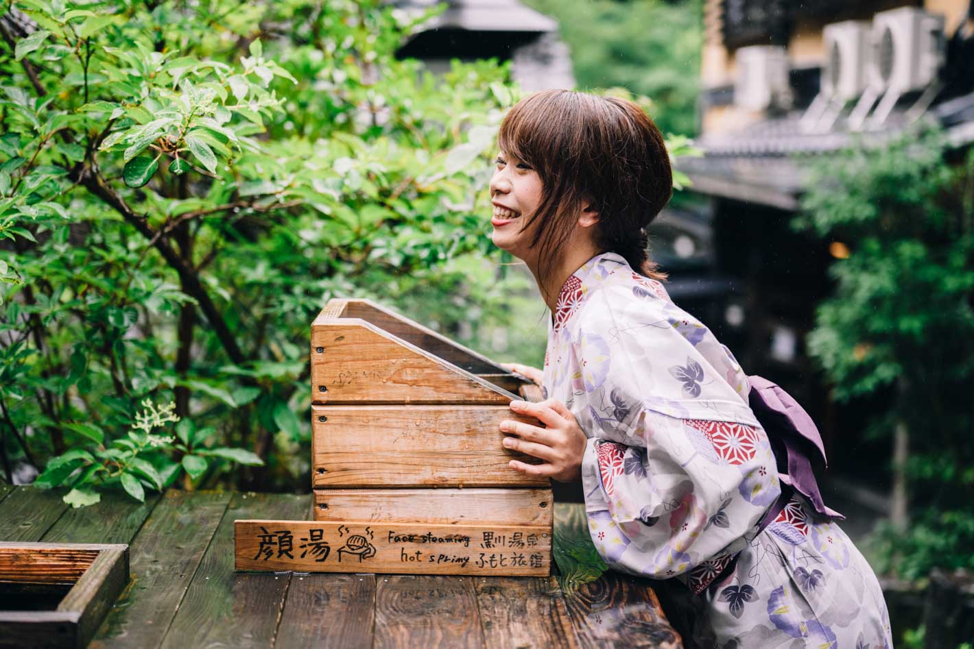 春の暖かな日差しが差し込む温泉街を浴衣で散策。温泉街は狭く曲がり道が多いため、ここを曲がると次はどんな景色があるだろうかと歩くだけでも楽しい時間を過ごせます。The spring sun is shining down on the hot spring resort.The hot springresort area is narrow