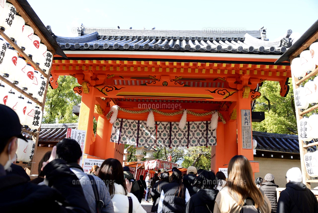 フリー素材たくさんの参拝客と獅子舞がお正月らしい花園神社・初詣の写真素材
