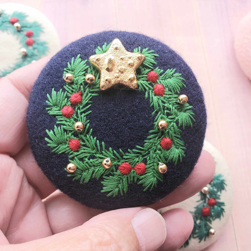 １~2時間で作れる 簡単「クリスマス柄の刺繍ブローチ」の作り方happy-go-lucky.2nd