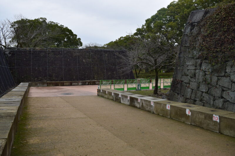 おしろ蚤の市始まります✨ 熊本護国神社 @oshiro.nominoichi 古物好きさんにはたまらない いいカンジの蚤の市ですー💖室内ブースは驚きすごい品揃えです。圧巻∑ ﾟДﾟフードブースレベル高いですー✨ 昼ごはん何食べるか選べないです👏 ゆるりと週末さんぽに遊びに来て
