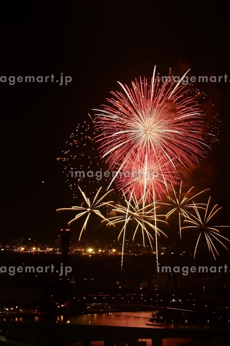 花火×Jeep 大阪・舞洲で開催された車の中で楽しめる「ドライブイン花火大会」って