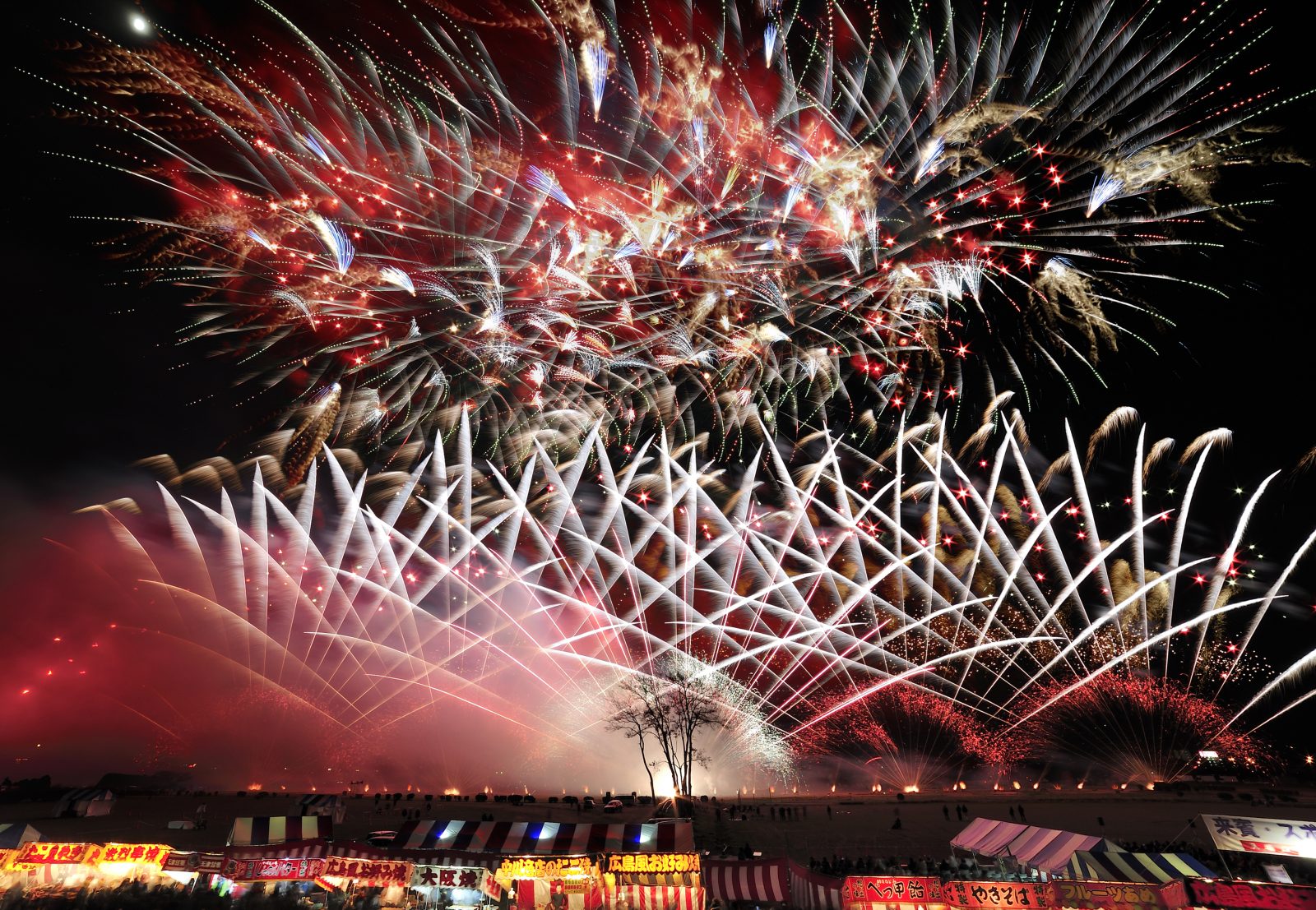 千曲川納涼煙火大会のスターマインと大正橋 10247007560 の写真・イラスト素材アマナイメージズ