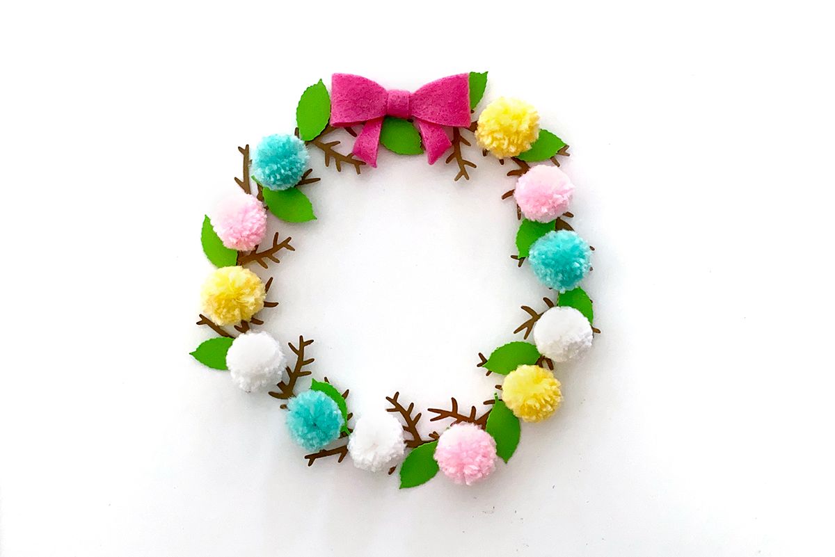🦌クリスマスリース🦌 毛糸でポンポンを作って 針金に刺して丸形にし、 仕上げにリボンをつけました🎀 小さなスペースにも飾ることが出来、大きなツリーのオーナメントにしても可愛いです♪ グレー×白の方に使用したブライトテープは 写真ですと分かりづらいですが強い