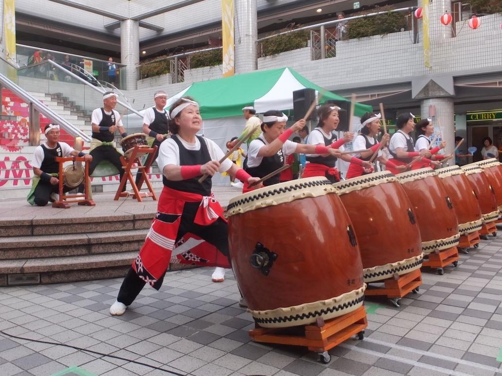 札幌市 「子供盆踊り」では和太鼓を打つ体験が！ 8月11日～16日「北海盆踊り」が開催されます シブサワミア- エキスパート -Yahoo!ニュース