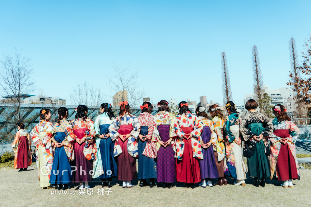 卒業式当日」に撮りたい青春フォトの撮り方5選&卒業エフェクト4選📷💖 ・ꔫ・ もうすぐ卒業式 🏫🌸 やっぱり学生生活最後の日も可愛い一枚を撮りたいよね🥰 というわけで！ 今回は卒業式の写真の撮り方と おすすめのインスタエフェクトを 一挙紹介