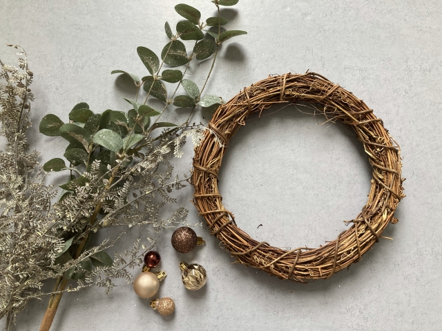 親子で「松ぼっくりのクリスマスリース」作り。自分で作ったリースを飾れば、クリスマスの楽しみがUPしそう♪湘南エリア横浜・湘南で子供と遊ぶ- あそびい横浜・湘南