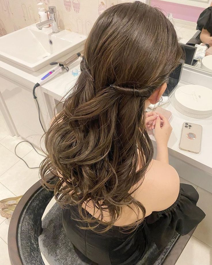 15 件の「💇🏼‍♀️ハーフツイン」のアイデアを今すぐ保存ウェディング ヘアスタイル、ブライダルヘア ダウン、花嫁 ヘアスタイル など