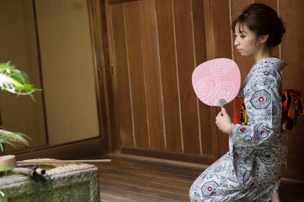 うちわで扇ぐ女性のイラスト - 無料イラストのIMT 商用OK、加工OK