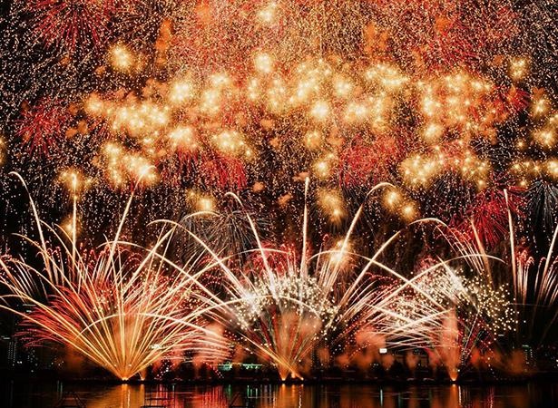 神明の花火 大玉連発スターマイン 10408002532 の写真・イラスト素材アマナイメージズ