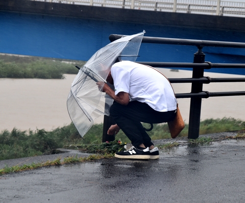 給油時、発電機出火か 京都・露店爆発 13歳少年重体 けが59人に 業過傷害容疑で捜査 - 日本経済新聞