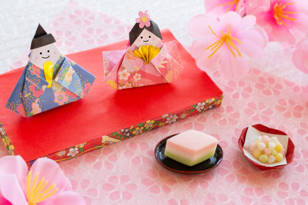 ひな祭りは折り紙で楽しもう！桃や桜の花・おひな様の折り方や、ぼんぼり・リースの作り方HugKum はぐくむ