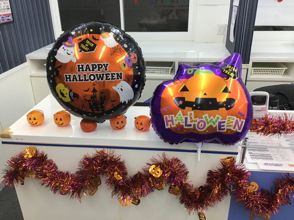 地域の小学生対象！ 🎃ハロウィンイベント開催🎃 シモキタカレッジで地域のこどもたち向けにハロウィンイベントを開催します！みんなで仮装をしたり、お菓子パーティーをして楽しみましょう！ 自分だけのユニークな仮装を作って、みんなでハロウィン気分を盛り上げる