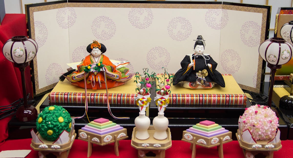 コラム お殿様とお姫様の左右の位置について大分県のひな人形・五月人形は人形会館ガリバ