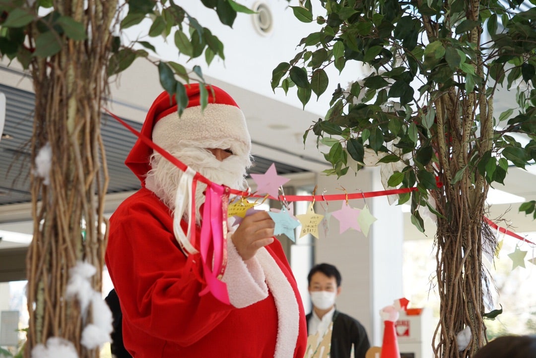 かわいいウサギのサンタクロースイラストのフリー素材イラストイメージ