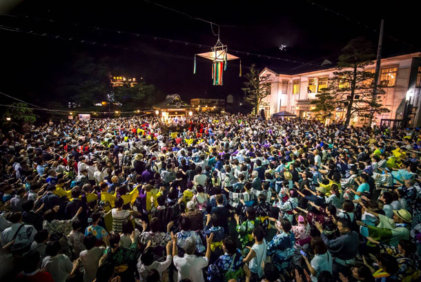 郡上踊りを踊りましょうとつか宿駅前商店会