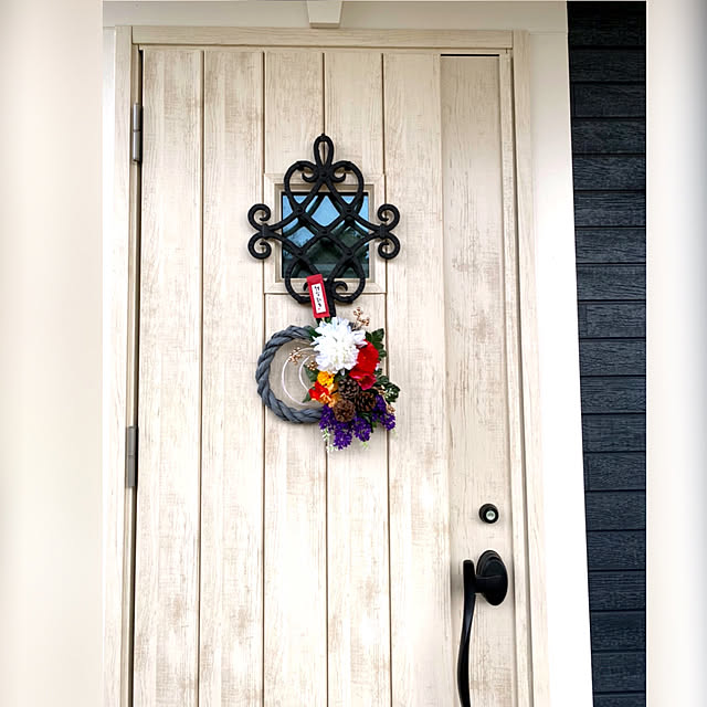 本日28日は末広がりでしめ飾りを飾りつけるのに良い日とされています。今年も七日町御殿堰にしめ縄を納めさせていただきました。自宅玄関にも昨年忌中 のため飾らなかった玄関飾りも付けました。しめ飾り歳神様をお迎えする準備