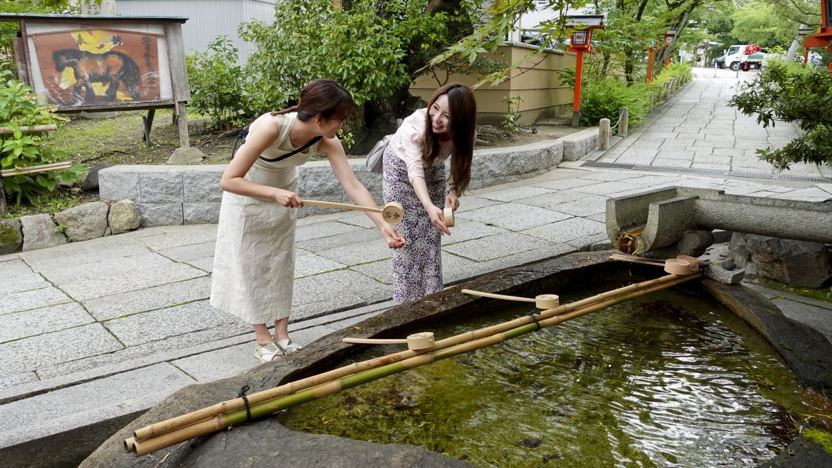 12月冬 安井金毘羅宮の縁切り縁結び碑 京都祇園 10738000097 の写真・イラスト素材アマナイメージズ