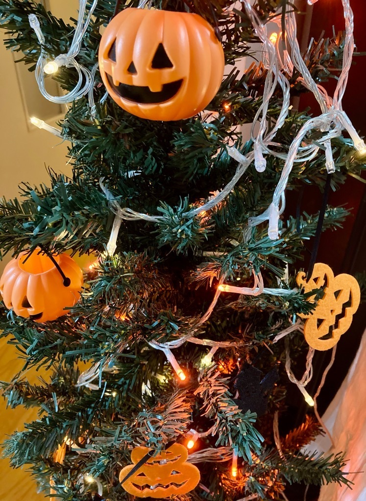 ハロウィン飾り！ハロウィンツリーの飾りつけ。簡単！ひと手間かけて、お菓子も飾る♪ - 山田さんの tea time